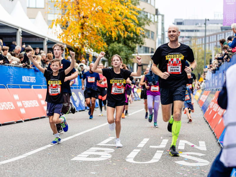 Tieners rennen Eindje Samen over parcours ASML Marathon Eindhoven