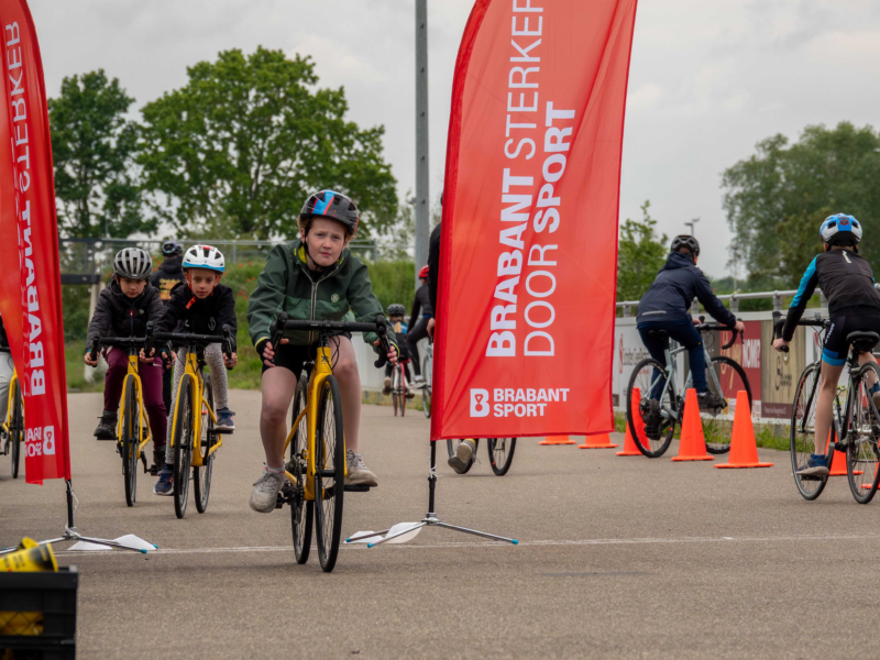 Nova (8) ontdekte via school haar nieuwe sport: ‘Bochten rijden vind ik het leukst’